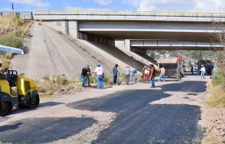 Bachetón” en municipios del norte del Edomex va mejorando caminos 