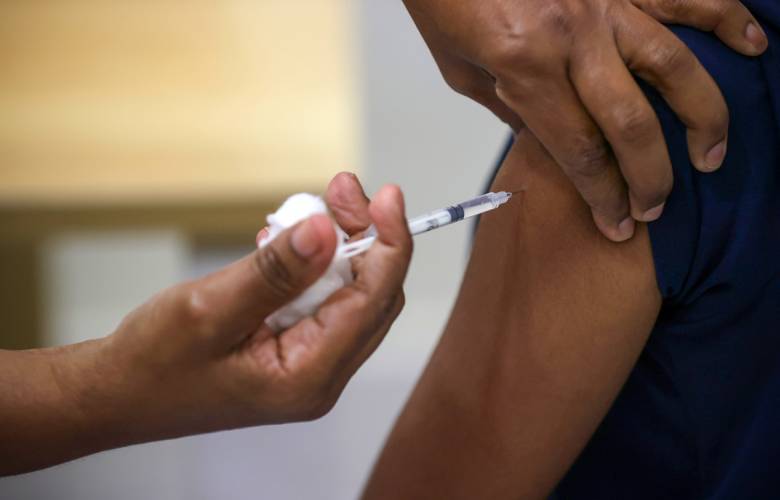 Anuncias segunda dosis de vacuna conta COVID -19 para personas entre 18-29 años en 12 municipios