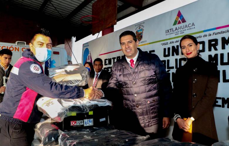 Entrega Abuzied Lozano uniformes a cuerpos de seguridad y emergencia de Ixtlahuaca 
