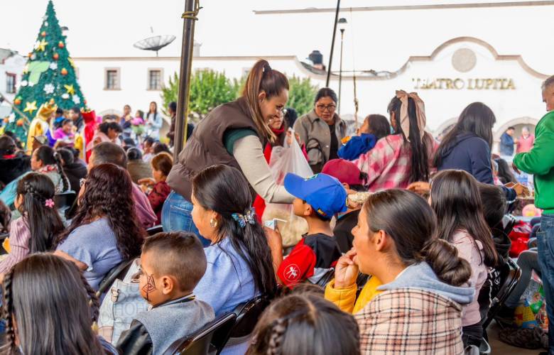 Los Reyes Magos llenan de alegría a Tianguistenco