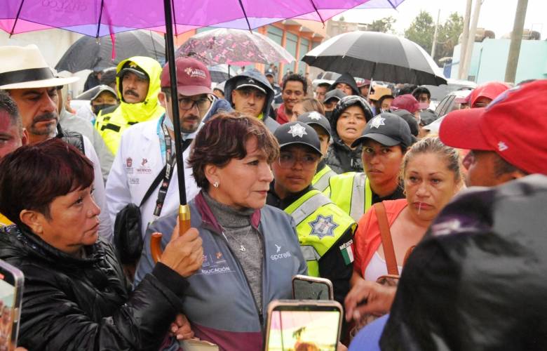 Gobiernos federal, estatal y municipal batallan contra inundación en Chalco