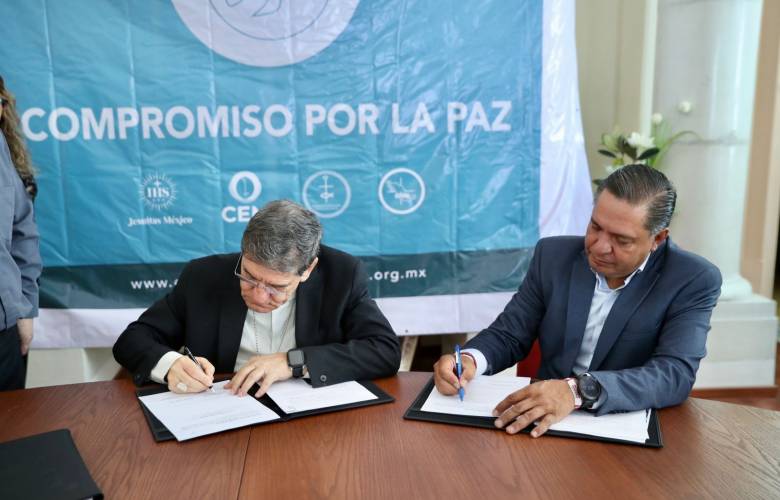 Firman compromiso por la paz Arzobispo Raúl Gómez González y el candidato Ricardo Moreno Bastida.